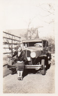 Photographie Vintage Photo Snapshot Automobile Voiture Car Auto Femme Mode - Automobiles