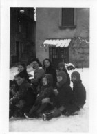 Photographie Vintage Photo Snapshot Luge Hiver Neige Snow Winter Groupe Glissade - Other & Unclassified