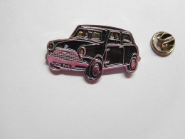 Superbe Pin's En Relief , Auto Austin Mini , Noire , Signé Made In N.Z. - Autres & Non Classés