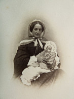 Photo CDV Anonyme  Femme Assise Tenant Un Bébé Portant Une Charlotte Et Veste à Rayures  Sec. Emp. CA 1860 - L680C - Anciennes (Av. 1900)