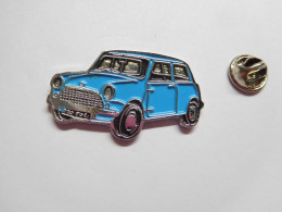 Superbe Pin's En Relief , Auto Austin Mini , Bleue , Signé Made In N.Z. - Other & Unclassified