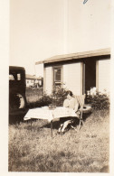 Photographie Vintage Photo Snapshot Maisonnette Transat Déjeuner Jardin  - Personnes Anonymes