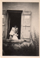Photographie Vintage Photo Snapshot Fenêtre Window Femme Enfant - Personnes Anonymes