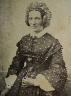 Photo CDV Anonyme  Femme Portant Une Robe à Pois Et Une Coiffe  Sec. Emp. CA 1860 - L680C - Anciennes (Av. 1900)