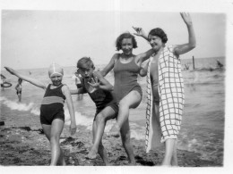 Photographie Vintage Photo Snapshot Plage Beach Maillot Bain Enfant Child Drôle - Orte