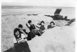 Photographie Vintage Photo Snapshot St Aubin Plage Sable Gramophone - Orte