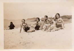 Photographie Vintage Photo Snapshot Plage Beach Maillot Bain Mer Baignade - Orte