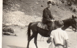 Photographie Vintage Photo Snapshot Ecclésiastique Religieux Curé Cheval - Otros & Sin Clasificación