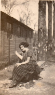 Photographie Vintage Photo Snapshot Lecture Lire Banc Bench Femme Mode - Anonymous Persons