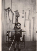 Photographie Vintage Photo Snapshot Enfant Child Balai Atelier - Anonymous Persons