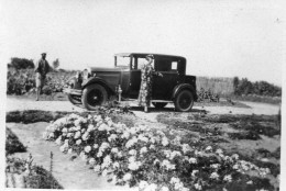 Photographie Vintage Photo Snapshot Automobile Voiture Car Auto Femme Fleurs - Automobiles