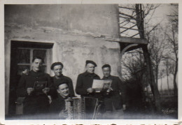 Photographie Vintage Photo Snapshot Accordéon Ambérieu Chant Chanter - Otros & Sin Clasificación