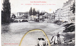 65 LOURDES Les Bords Du Gave Avec Lavandière Et Le Pont Vieux - Lourdes