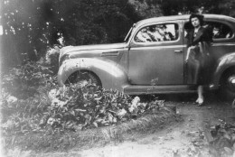 Photographie Vintage Photo Snapshot Automobile Voiture Car Auto Femme - Automobile