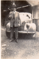 Photographie Vintage Photo Snapshot Automobile Voiture Car Auto Homme - Automobile