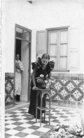 Photographie Vintage Photo Snapshot Maroc Agadir Jolie Femme Sexy Mode Fleurs - Personnes Anonymes