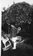 Photographie Vintage Photo Snapshot Cheval Bois Bascule Jouet Toy Cor Enfant - Anonieme Personen