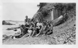 Photographie Vintage Photo Snapshot Plage Beach Maillot Bain Mer Groupe - Personnes Anonymes