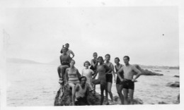 Photographie Vintage Photo Snapshot Plage Beach Maillot Bain Mer Groupe - Personnes Anonymes