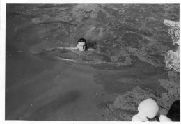 Photographie Vintage Photo Snapshot Plage Beach Maillot Bain Mer Nage Tête - Autres & Non Classés