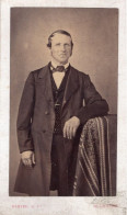 Photo CDV D'un Homme  élégant Posant Dans Un Studio Photo A Mulhouse - Oud (voor 1900)