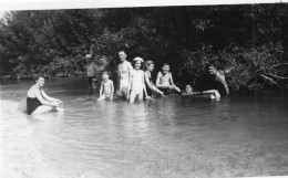 Photographie Vintage Photo Snapshot Bain Baignade Maillot Rivière - Autres & Non Classés