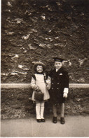 Photographie Vintage Photo Snapshot Enfant Child Girl Fillette Marin Béret Garço - Anonyme Personen