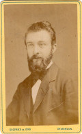 Photo CDV D'un Homme élégant Posant Dans Un Studio Photo A Groningen    ( Pays-Bas ) - Anciennes (Av. 1900)