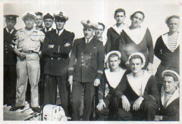 Officiers Et Marins Entourant Un Pilote Du Havre (bras Croisés) - Guerre, Militaire