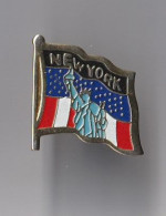 PIN'S THEME VILLE DRAPEAU DE NEWYORK - Ciudades