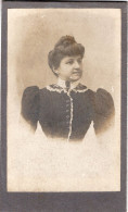 Photo CDV D'une Femme élégante Posant Dans Un Studio Photo - Ancianas (antes De 1900)