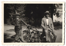 Fotografie Motorrad Ardie, Gentlemen Mit Krad, Kennzeichen: IVB-12490  - Cars