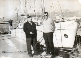 Toulon (83) : Marin Marie (à Gauche) Et Paul Guimard Devant La Constance (Opération Cap à L'Ouest) Le 30 Novembre 1962 - Célébrités