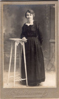 Photo CDV D'une Femme élégante Posant Dans Un Studio Photo A Chateauneuf - Old (before 1900)