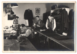 Fotografie Willi Grodthoff, Quickborn / Holstein, Schneider Bei Der Arbeit In Einer Massschneiderei  - Mestieri