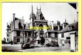 TRANSPORTS / AUTOMOBILES DES ANNÉES 50 COMME 4CV RENAULT DEVANT LE PALAIS JACQUES COEUR À BOURGES (18) - Voitures De Tourisme