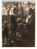 Fotografie Blonder Knabe Mit Ball Nebst Spielzeug-Pferd Zu Ostern 1930  - Other & Unclassified