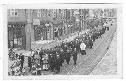 N°1 CPA CARTE PHOTO TRES ANIMEE PROCESSION DE NOTRE DAME LIBERATRICE SALINS LES BAINS 1936, PLACE DES VIGNERONS, JURA 39 - Sonstige & Ohne Zuordnung