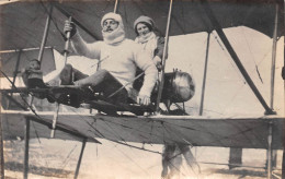 Carte Photo De L' Aviateur Paul PAULHAN Sur Son Biplan Avec Une Passagère - Aviateurs