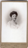 Photo CDV D'une Femme élégante Posant Dans Un Studio Photo A Lyon - Anciennes (Av. 1900)