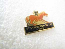 PIN'S    ANIMAUX    CHEVAL  SAINT  SYMPHORIEN  DE LAY - Animali