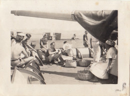 Photo Marins Du Vaisseau Le Montcalm Marché Sur Le Pont Du Bateau Casablanca Maroc - Barcos