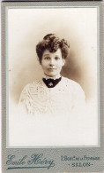 Photo CDV D'une Femme élégante Posant Dans Un Studio Photo A Salon - Ancianas (antes De 1900)