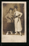 Foto-AK Zwei Damen In Soldatenkostümen, Fasching  - Karneval - Fasching