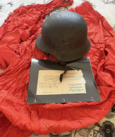 Casque Allemand M42 De La Seconde Guerre Mondiale, Vétéran Américain, Ramener Un Parachute De Regroupement En Papier Nom - Headpieces, Headdresses