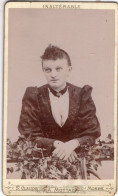 Photo CDV D'une Jeune  Femme élégante  Posant Dans Un Studio Photo A Morez - Ancianas (antes De 1900)