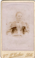 Photo CDV D'une Jeune  Fille élégante  Posant Dans Un Studio Photo A Lille - Anciennes (Av. 1900)