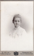 Photo CDV D'une Jeune  Fille élégante  Posant Dans Un Studio Photo A Mannheim-Basel-Darmstadt ( Allemagne ) - Anciennes (Av. 1900)