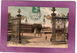 54 NANCY Un Coin De La Place Stanislas Entrée De La Rue Des Dominicains Grilles De Jean Lamour & Statue Du Roi Stanislas - Nancy