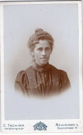 Photo CDV D'une Jeune  Fille élégante  Posant Dans Un Studio Photo A Mulhausen I . E - Anciennes (Av. 1900)